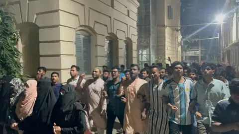 পশু জবাইয়ে নিষেধাজ্ঞার প্রতিবাদে জকসুর বিক্ষোভ, প্রশাসনকে ২৪ ঘণ্টার আলটিমেটাম