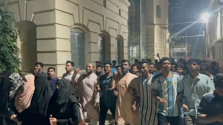 পশু জবাইয়ে নিষেধাজ্ঞার প্রতিবাদে জকসুর বিক্ষোভ, প্রশাসনকে ২৪ ঘণ্টার আলটিমেটাম