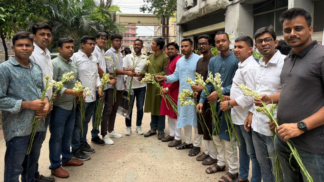 নবীন শিক্ষার্থীদের ফুল দিয়ে বরণ করে নিলেন জবি ছাত্রদল