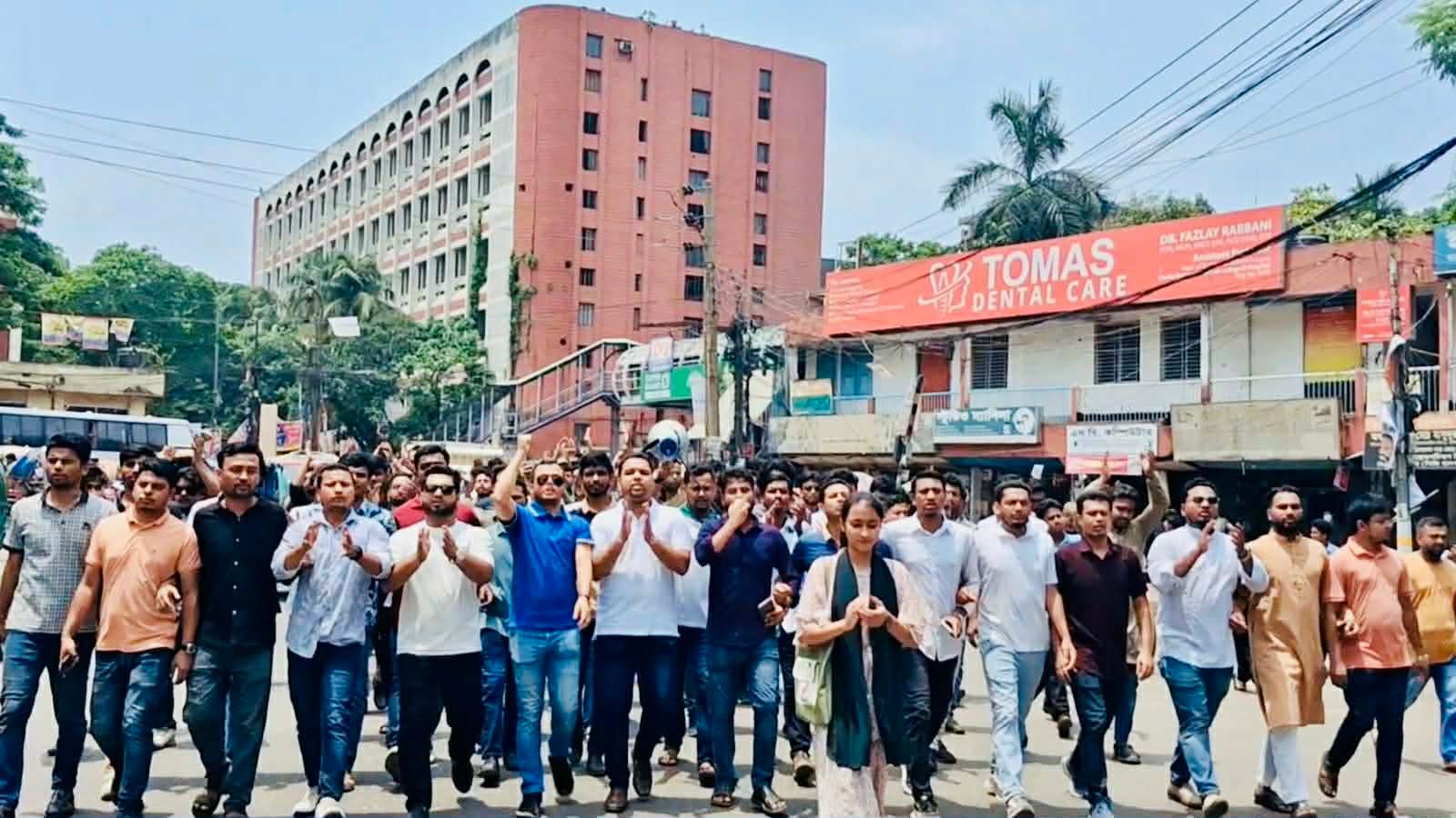 চট্টগ্রামে সংঘর্ষের প্রতিবাদে কবি নজরুল কলেজ ছাত্রদলের বিক্ষোভ