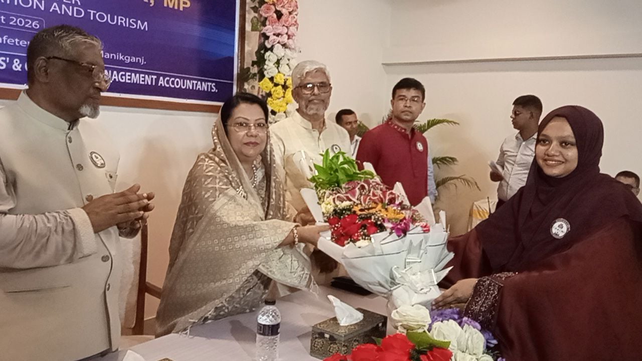 দেশের অর্থনীতি শক্তিশালী করতে পেশাজীবীদের ভূমিকা গুরুত্বপূর্ণ: বিমানমন্ত্রী
