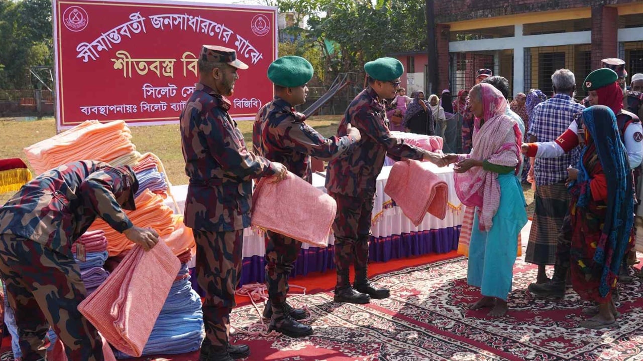 সিলেটের সীমান্তবর্তী মানুষের মধ্যে বিজিবির শীতবস্ত্র বিতরণ