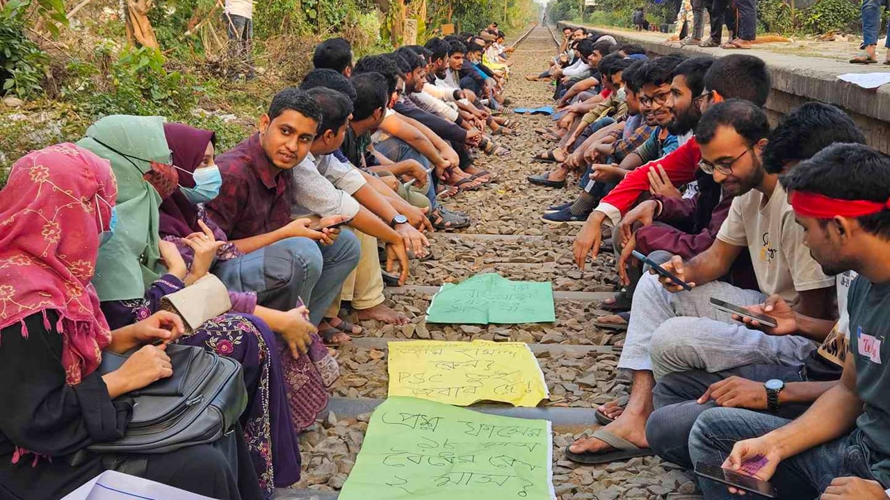 ৭ ঘণ্টা পর রেল অবরোধ স্থগিত করলো রাবি শিক্ষার্থীরা