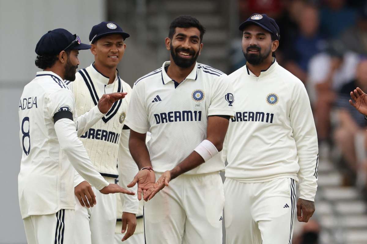 ইংল্যান্ডকে গুটিয়ে ভারতের লিড