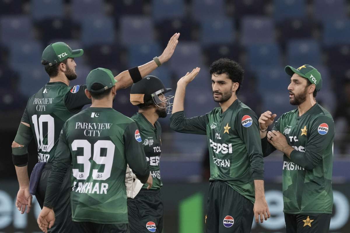 পাকিস্তানের বোলিং ঝড়ে উড়ে গেল ওমান