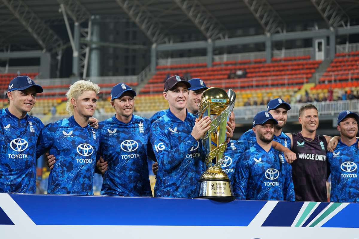 ব্রুক-রুটের সেঞ্চুরিতে 
সিরিজ ইংল্যান্ডের