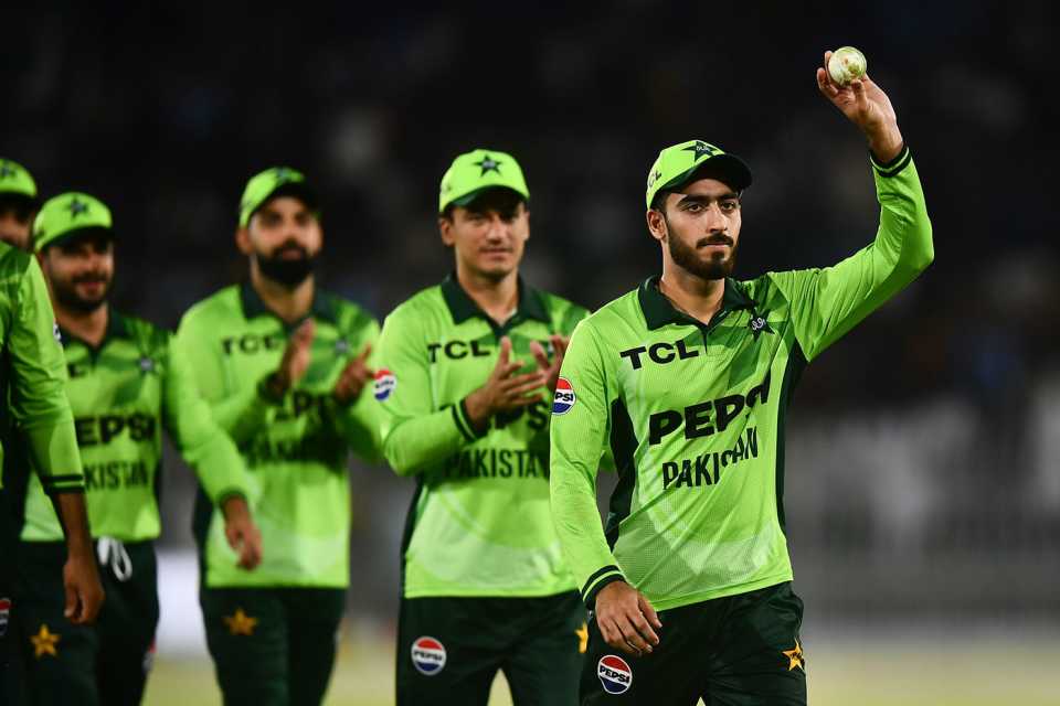 হাজারতম ওয়ানডেতে পাকিস্তানের জয়, অভিষেকেই ইতিহাস গড়লেন মিনহাস