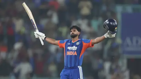 আইয়ারের সেঞ্চুরিতে উইন্ডিজকে উড়িয়ে দিল ভারত
