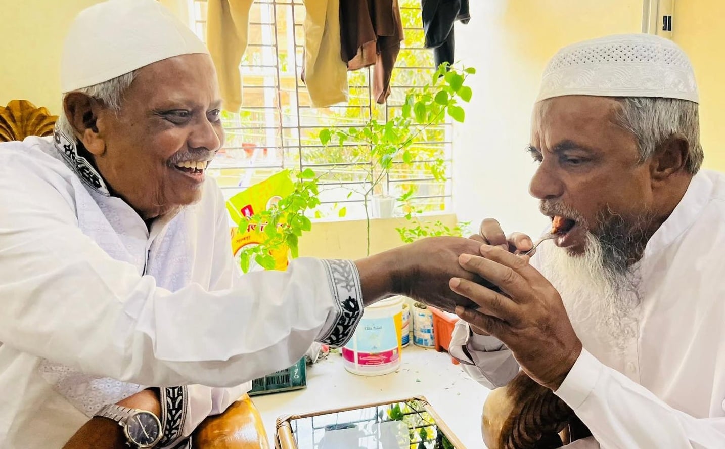 মিষ্টি নিয়ে জামায়াত প্রার্থীর বাড়িতে গেলেন বিজয়ী বিএনপি ভাইস চেয়ারম্যান শাহজাহান