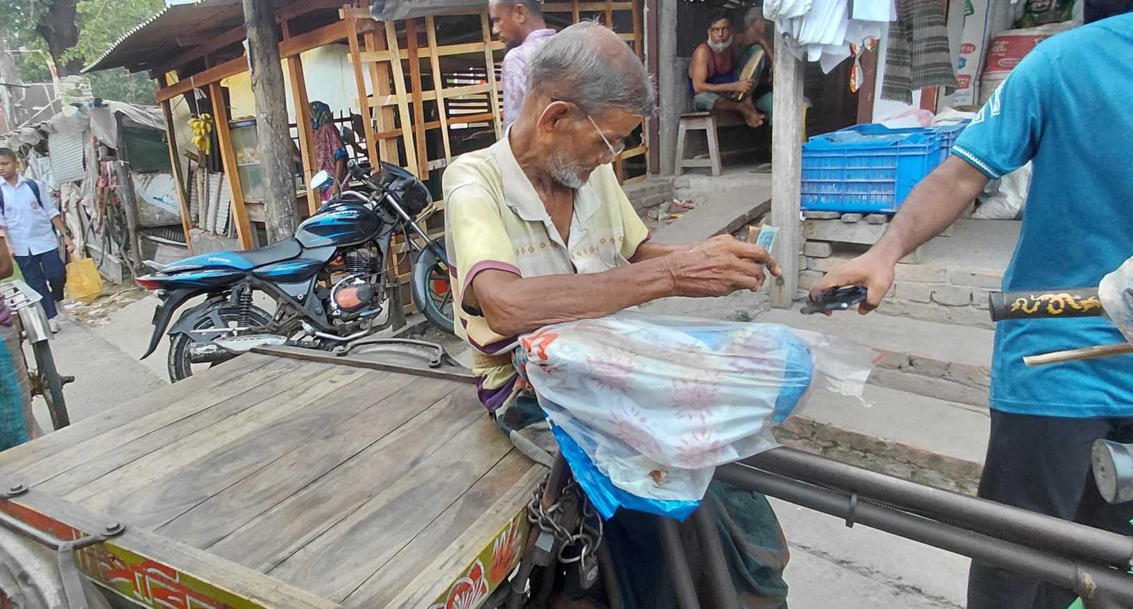জীবনের শেষ বিকেলেও হার না মানা এক ভ্যানচালকের গল্প