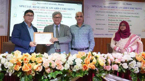 জবিতে প্রথমবারের ‘স্পেশাল রিসার্চ অ্যাওয়ার্ড’ পেলেন অধ্যাপক ইমরানুল হক