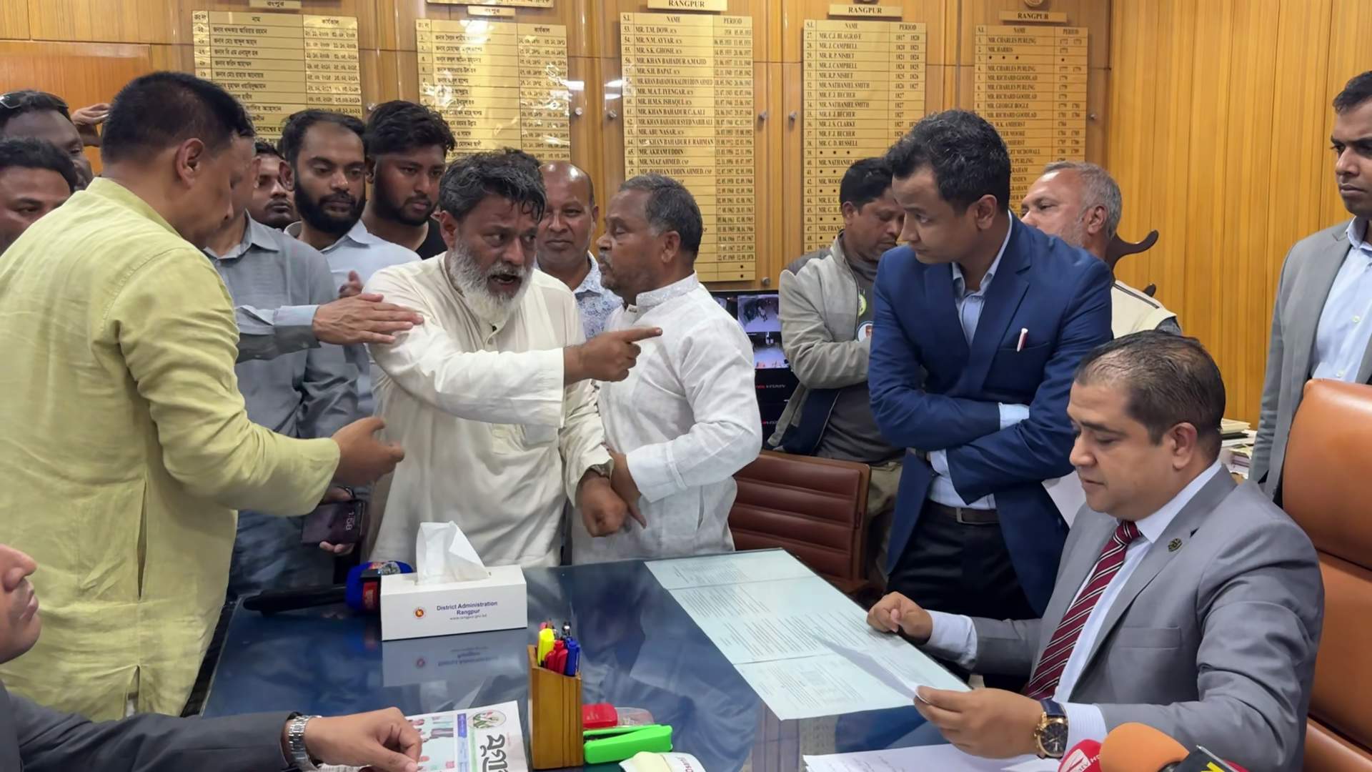 রংপুর ডিসিকে আঙুল উঁচিয়ে শাসালেন বিএনপির পরাজিত প্রার্থী