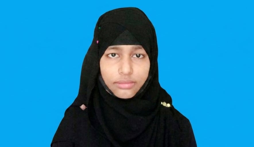 ভ্যানচালকের মেয়ের অভাবনীয় সাফল্য, উৎকণ্ঠা উচ্চশিক্ষা নিয়ে