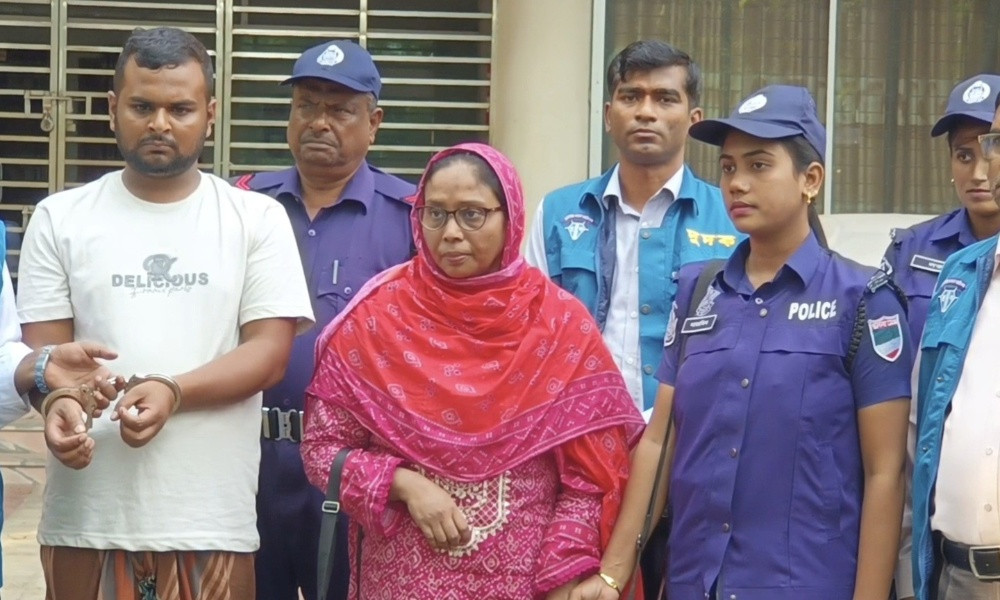 ঘুষের টাকাসহ হাতেনাতে ধরা: কাস্টমস কর্মকর্তাসহ ২ জনের বিরুদ্ধে মামলা