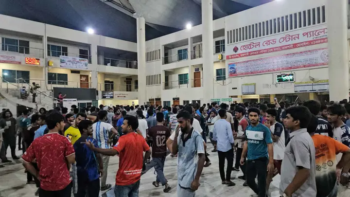 রাবি শিক্ষার্থীকে মারধরের অভিযোগে রেলস্টেশন ঘেরাও