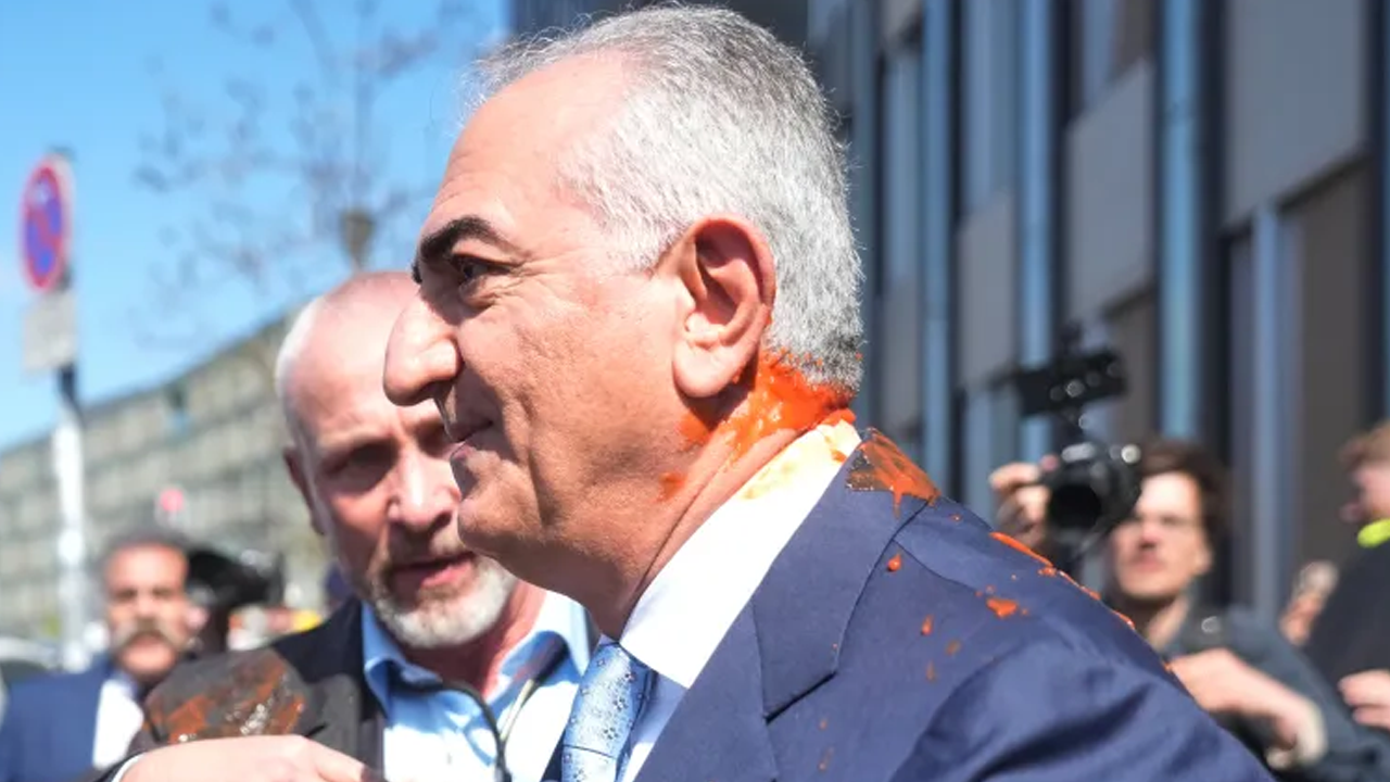 জার্মানিতে রেজা পাহলভির ওপর লাল রঙ নিক্ষেপ