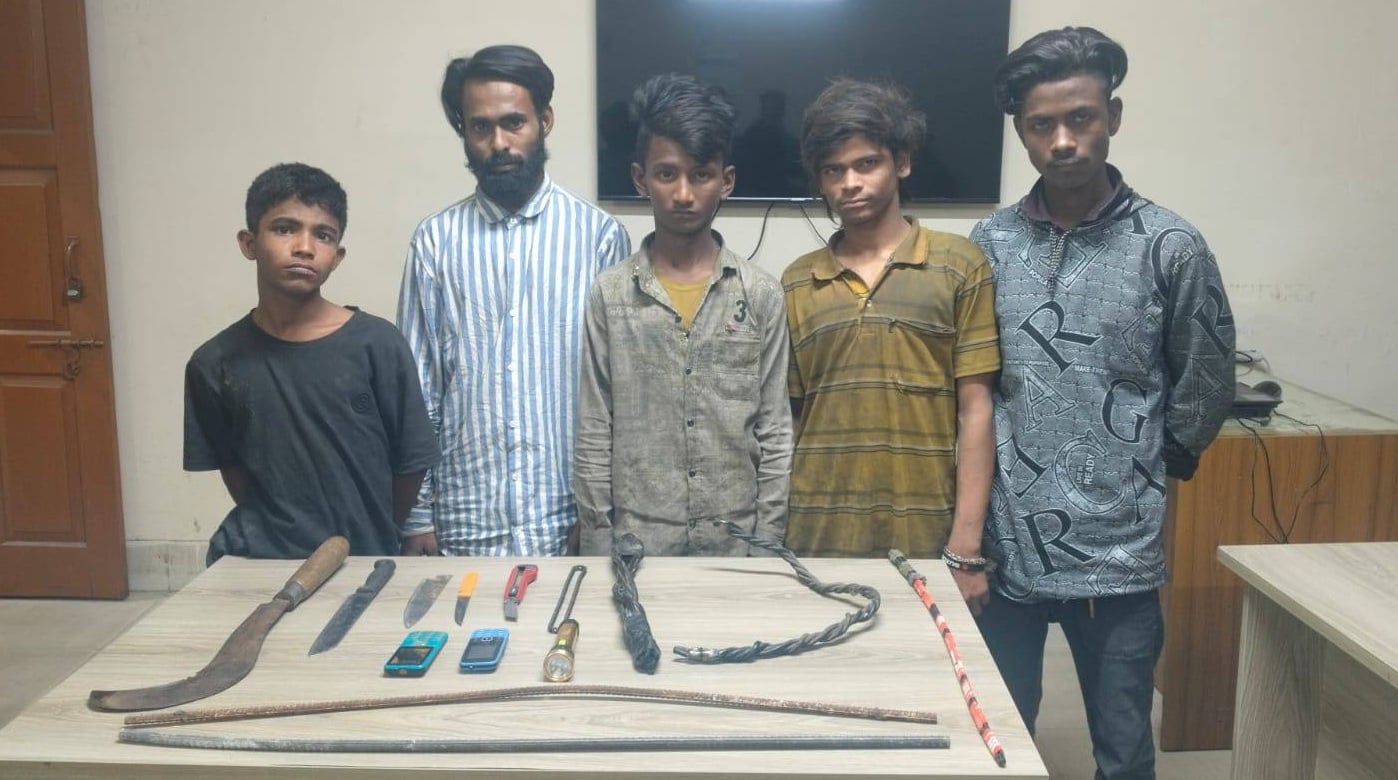 সিলেটে অস্ত্রসহ ৭ ছিনতাইকারী আটক