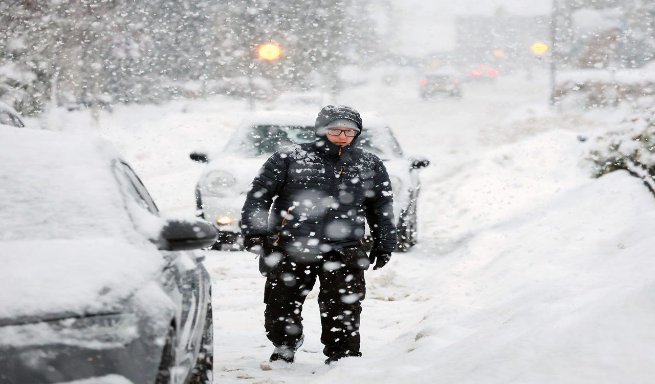 যুক্তরাজ্যে তীব্র ঝড়-তুষারপাতে ‘রেড অ্যালার্ট’