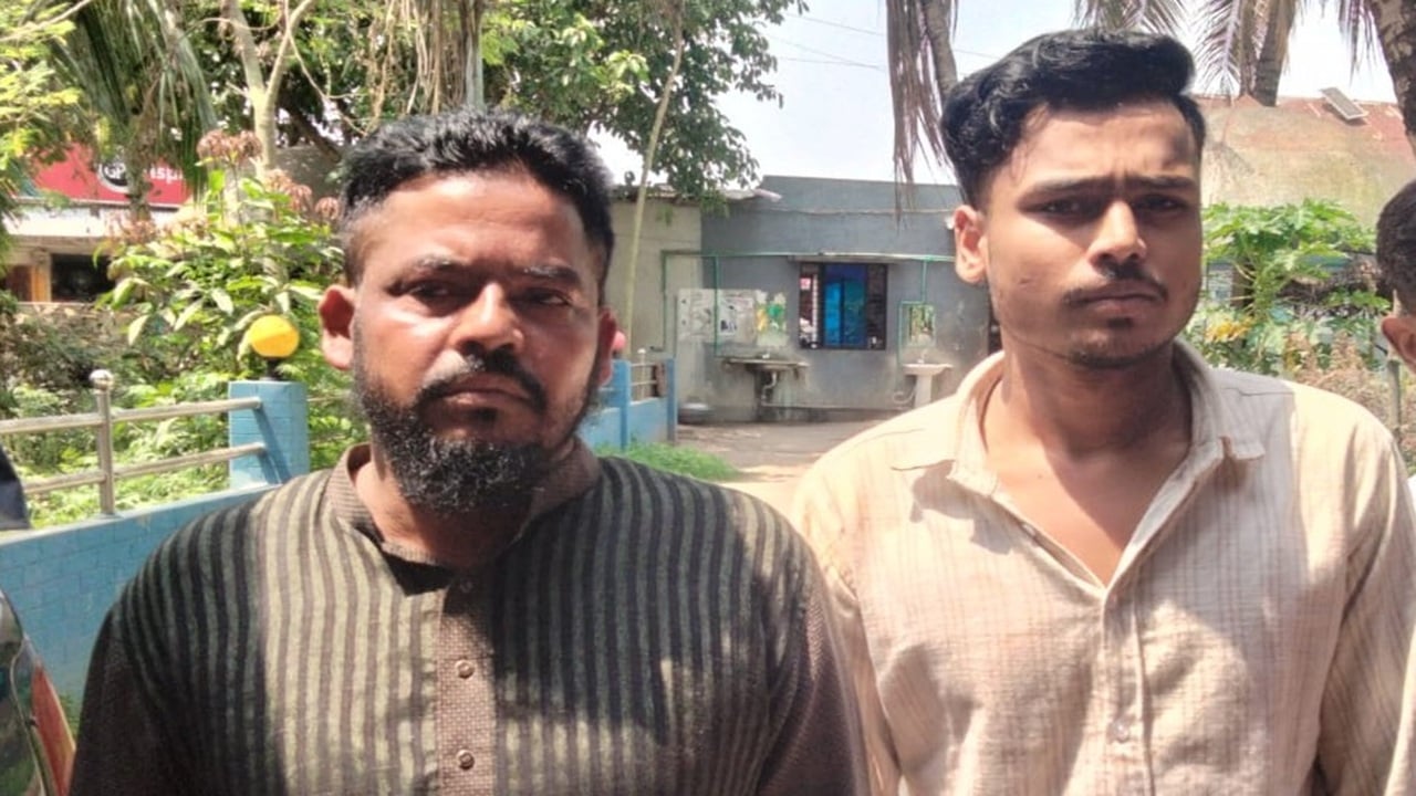 মতলবে ৯ মামলার আসামি মাদক কারবারি বাবা-ছেলে গ্রেপ্তার