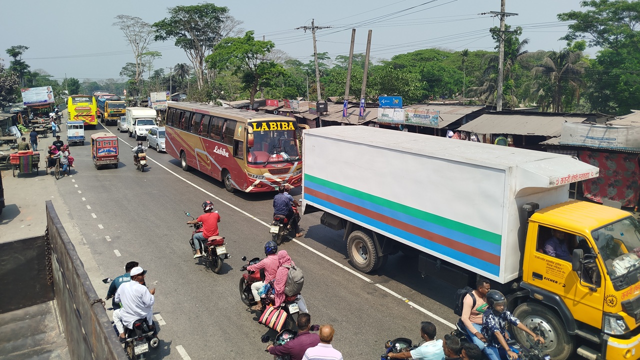 বরিশাল-ঢাকা মহাসড়কে যানবাহন বেড়েছে ২ থেকে ৩ গুণ
