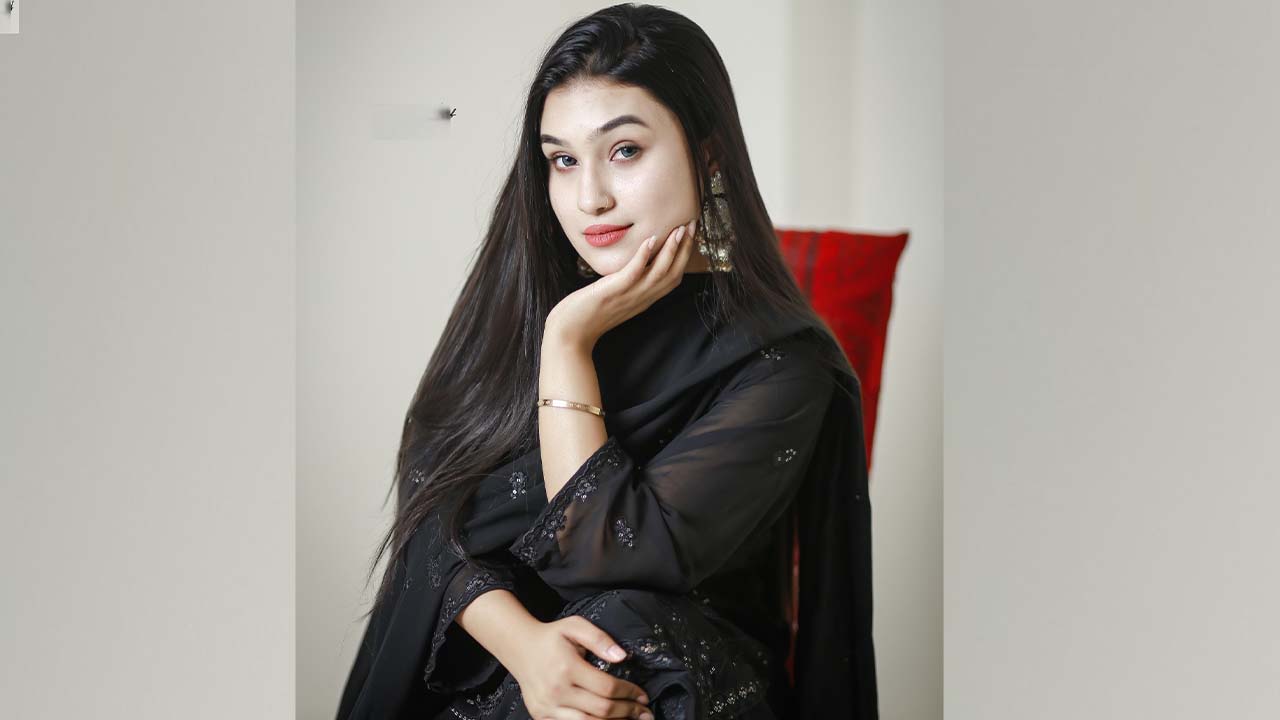 বিধবা ও অনাথ বাচ্চাদের জন্য কাজ করতে চান আকসা