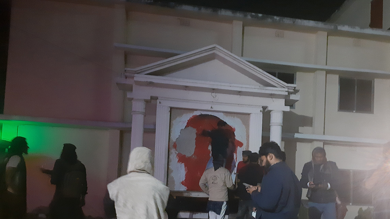 যশোরে শেখ মুজিবের ম্যুরাল-ভাস্কর্য ভাঙচুর