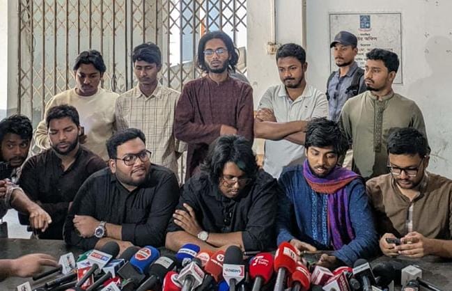 রাতের আঁধারে ছাত্রলীগের পোস্টার, কঠোর হুঁশিয়ারি ডাকসুর