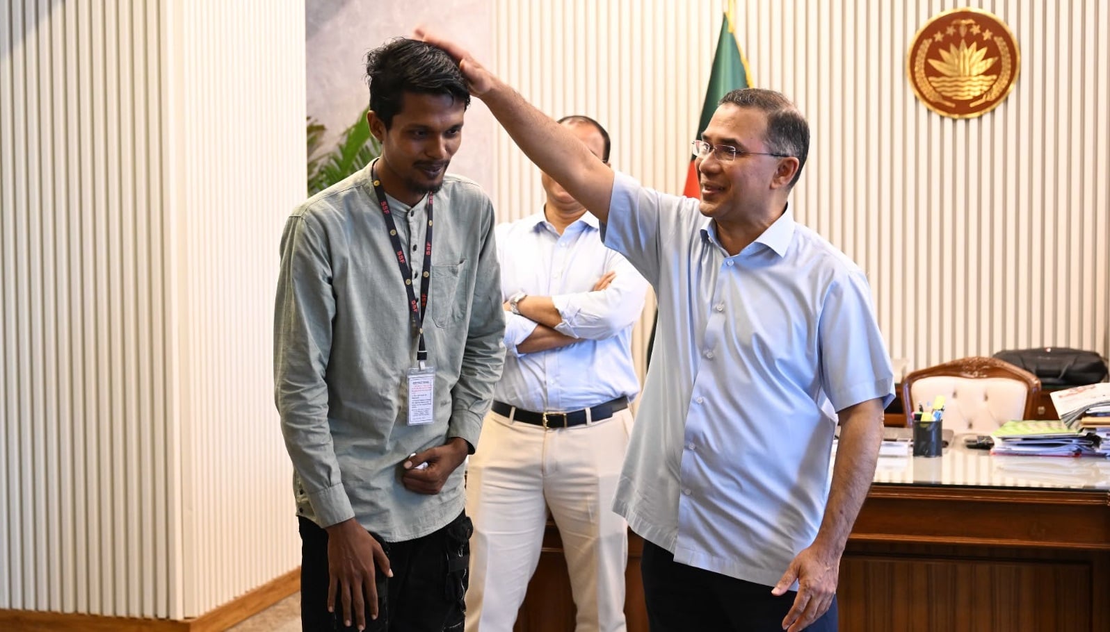 প্রধানমন্ত্রীর সঙ্গে সাক্ষাৎ করে স্বপ্নপূরণ নিরাপত্তাকর্মী রাকিবের