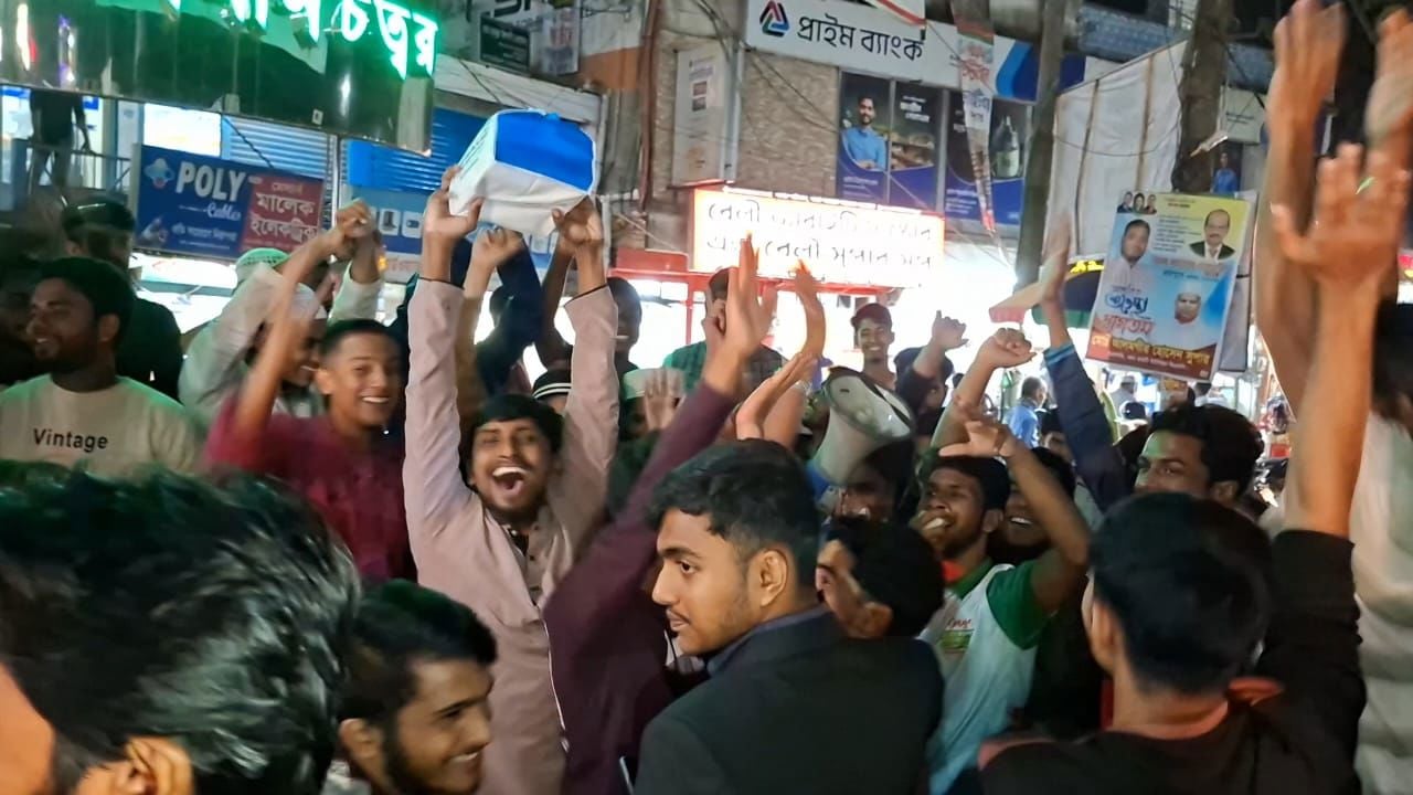 হাসিনার মৃত্যুদণ্ডের রায়ে বিভিন্ন স্থানে উল্লাস, মিষ্টি বিতরণ