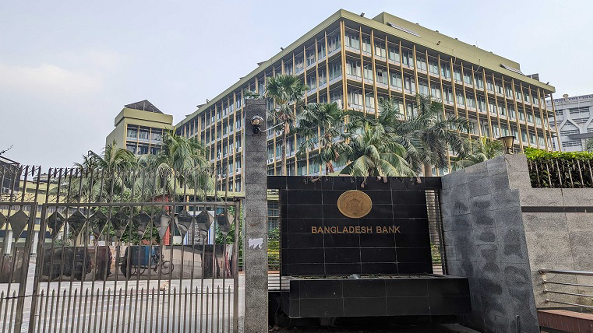 কর্মকর্তা-কর্মচারীদের সামাজিক যোগাযোগমাধ্যম ব্যবহারে সতর্ক করল কেন্দ্রীয় ব্যাংক
