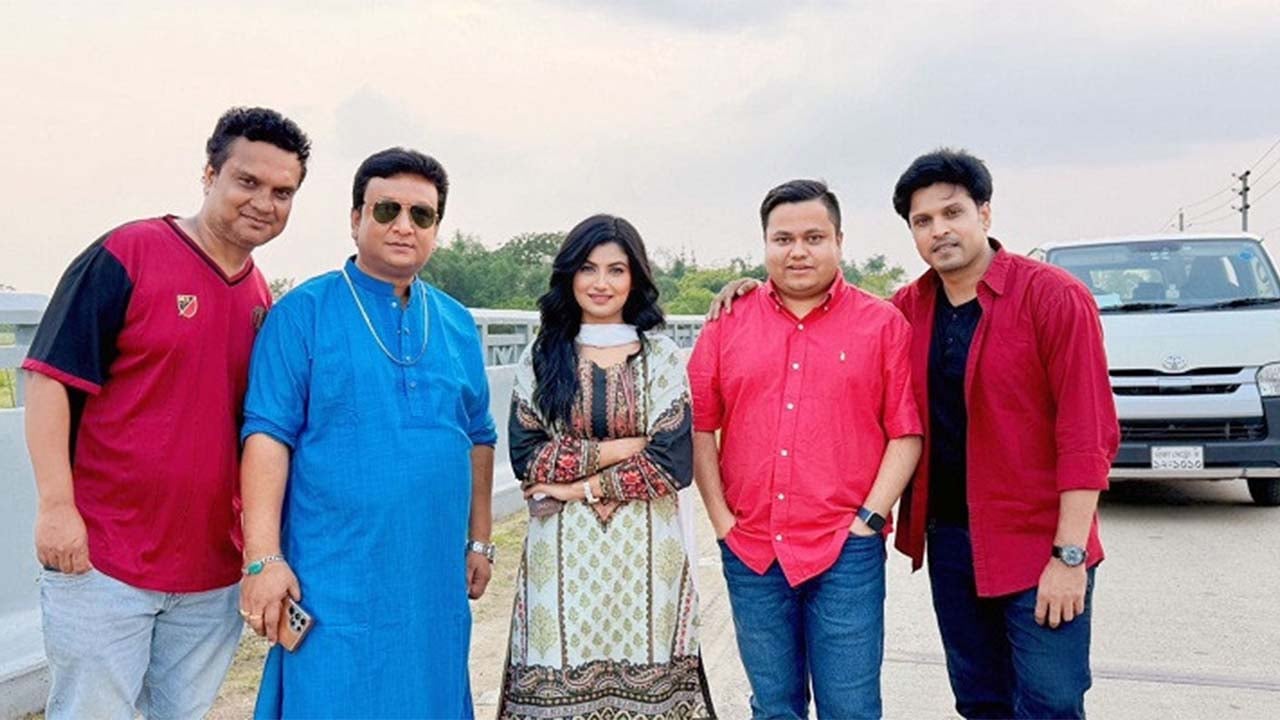 সজল আহমেদের রচনায় ‘হিয়ার মাঝে’