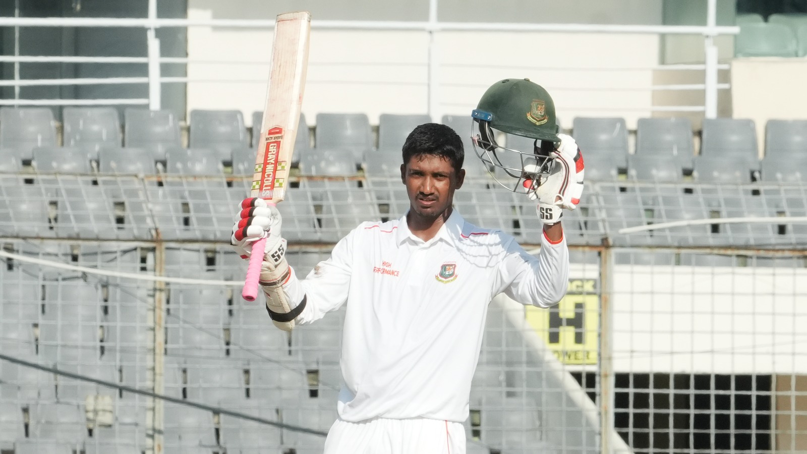 ইফতেখারের সেঞ্চুরির পরও বড় সংগ্রহ নেই ইমার্জিংয়ের
