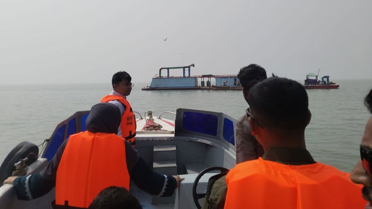 সীতাকুণ্ড উপকূলে অবৈধ বালু উত্তোলন অভিযানে ১০ প্রতিষ্ঠানকে জরিমানা