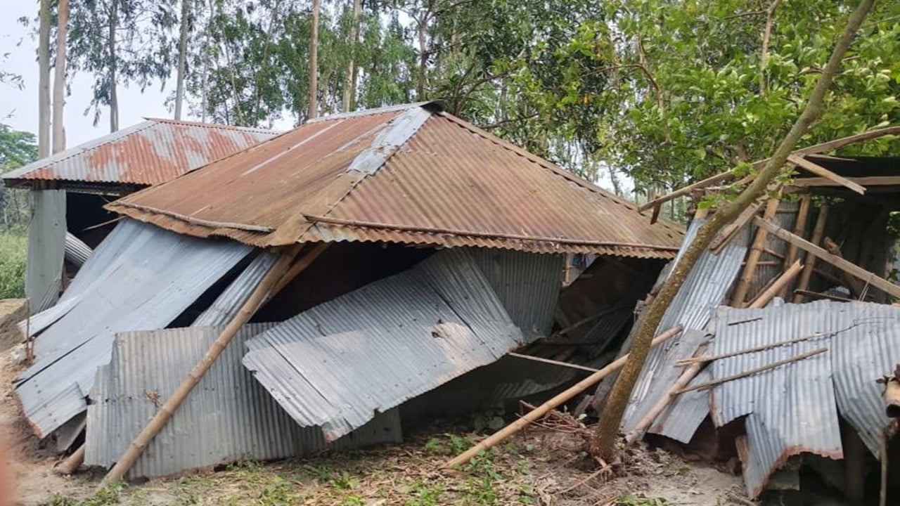 গঙ্গাচড়ায় ঘূর্ণিঝড় ও শিলাবৃষ্টিতে শতাধিক ঘরবাড়ি বিধ্বস্ত