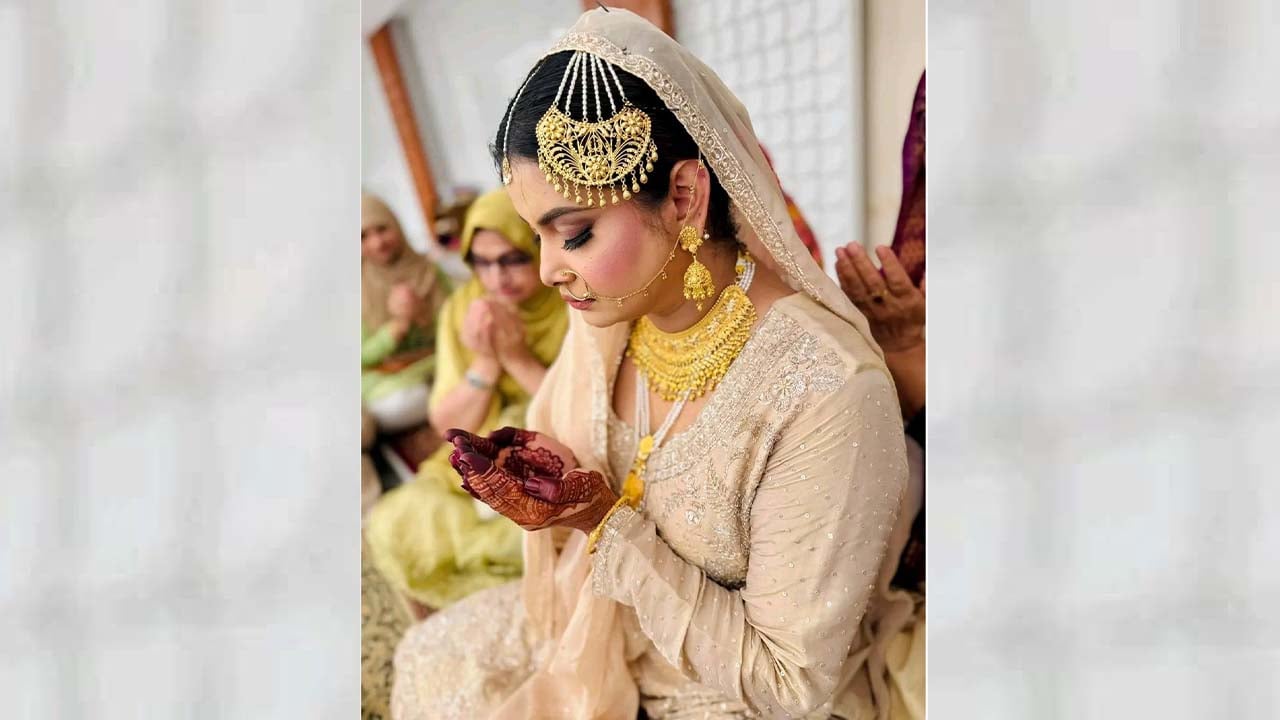 খেজুর-বাদামের মিষ্টিমুখে মসজিদে বিয়ে করলেন শবনম ফারিয়া