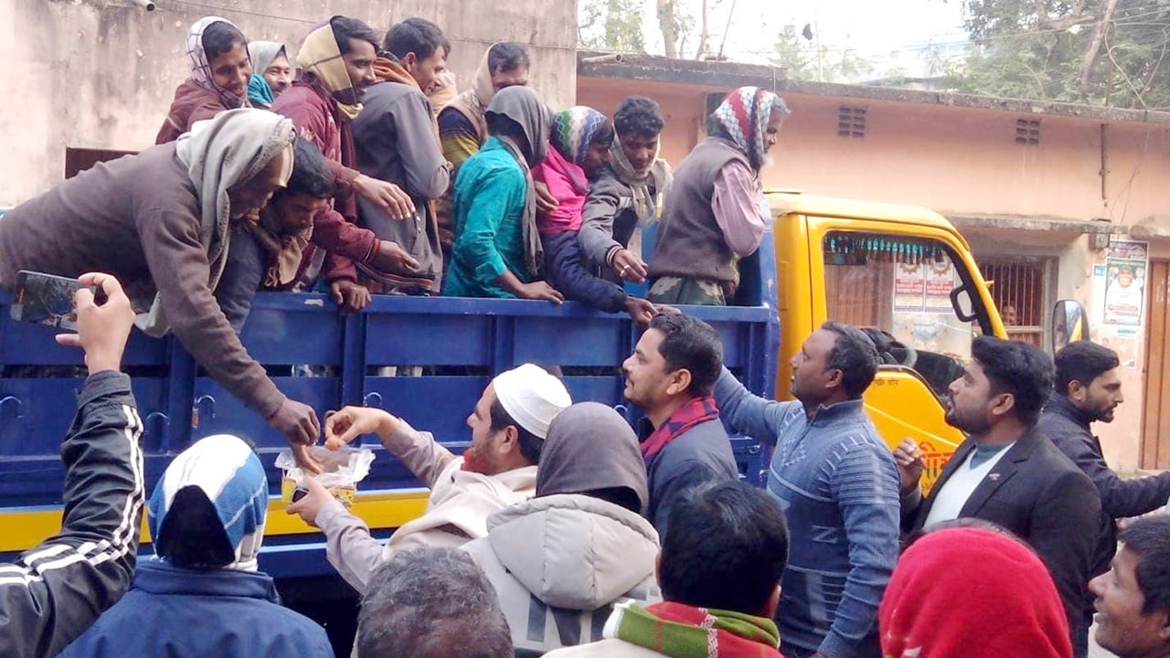 তারেক রহমানের আগমনে শিবগঞ্জে মিষ্টি বিতরণ