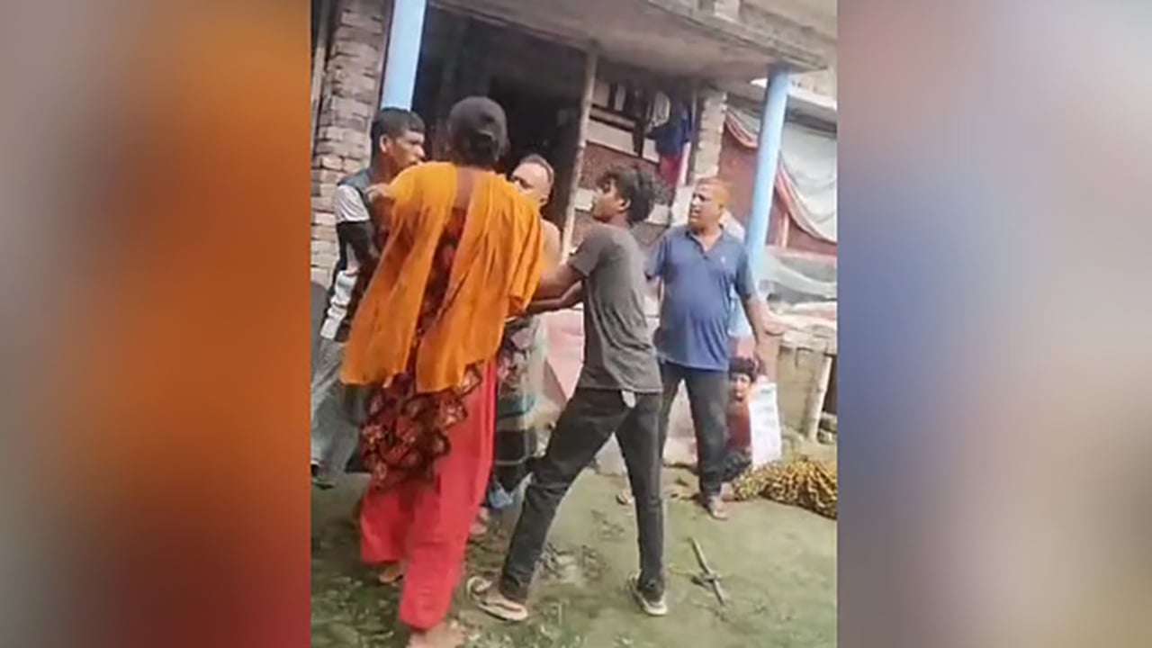 বাবার লাশ ঘরে রেখে দুই ভাইয়ের মারামারি