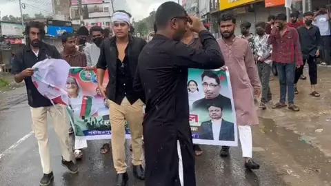মাথায় কাফনের কাপড় বেঁধে পুলিশ বক্সের সামনে ছাত্রলীগের মিছিল, আটক ১