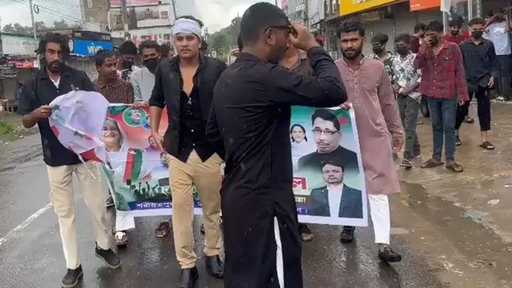 মাথায় কাফনের কাপড় বেঁধে পুলিশ বক্সের সামনে ছাত্রলীগের মিছিল, আটক ১