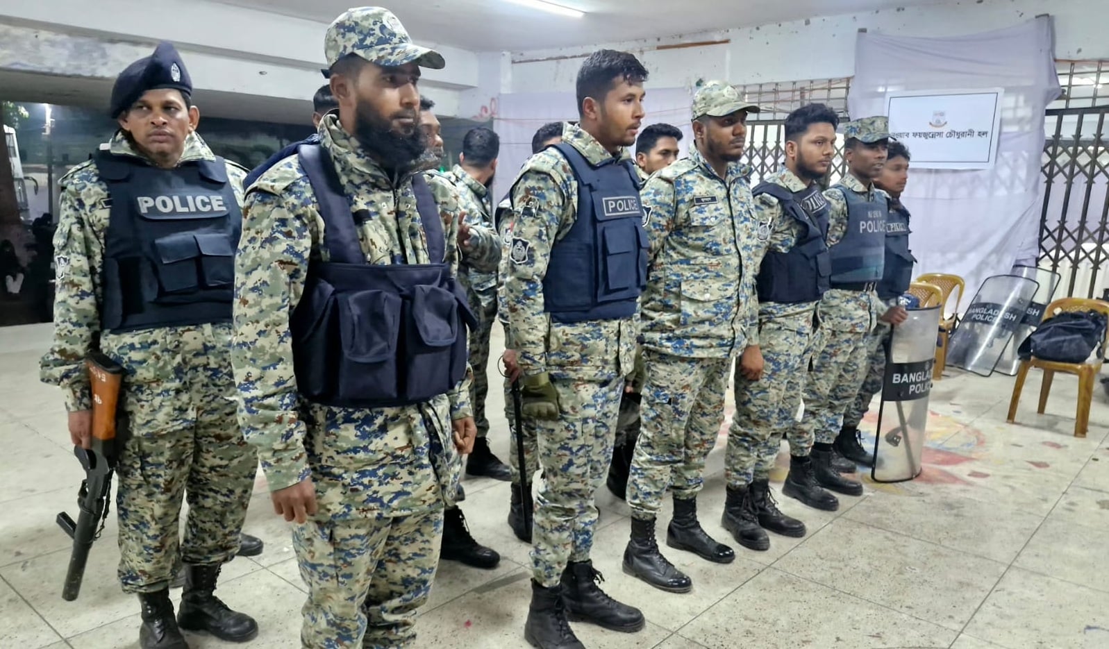 জবি গেটে সতর্ক অবস্থায় আইনশৃঙ্খলা বাহিনী