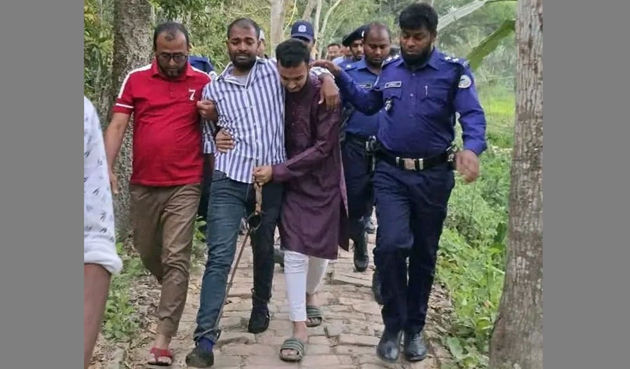 প্যারোলে মুক্তি পেয়ে বাবার দাফনে অংশ নিলেন ছাত্রলীগ নেতা রাকিবুল