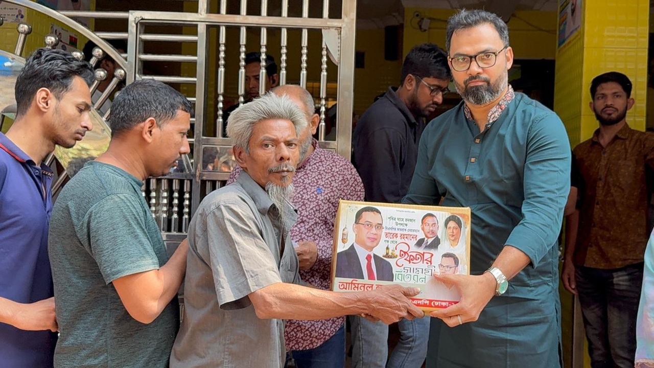 তারেক রহমানের পক্ষ থেকে অসহায়দের মাঝে ইফতার বিতরণ