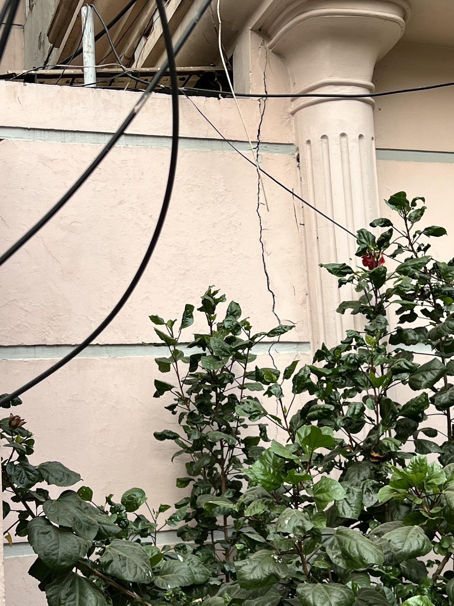 রাজধানীর গুলশান-২ নম্বরে একটি ভবনে ফাটল। ছবি: সংগৃহীত