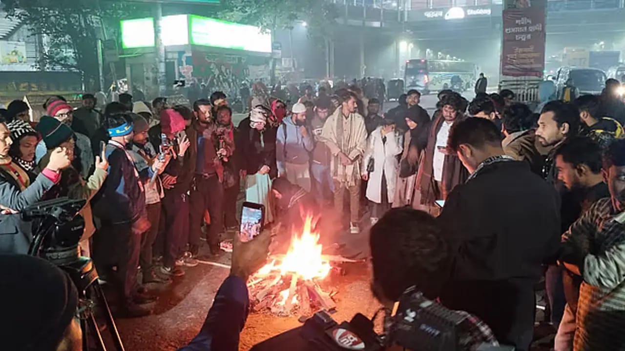 জুলাই যোদ্ধা মাহদীর মুক্তির দাবিতে শাহবাগ অবরোধ