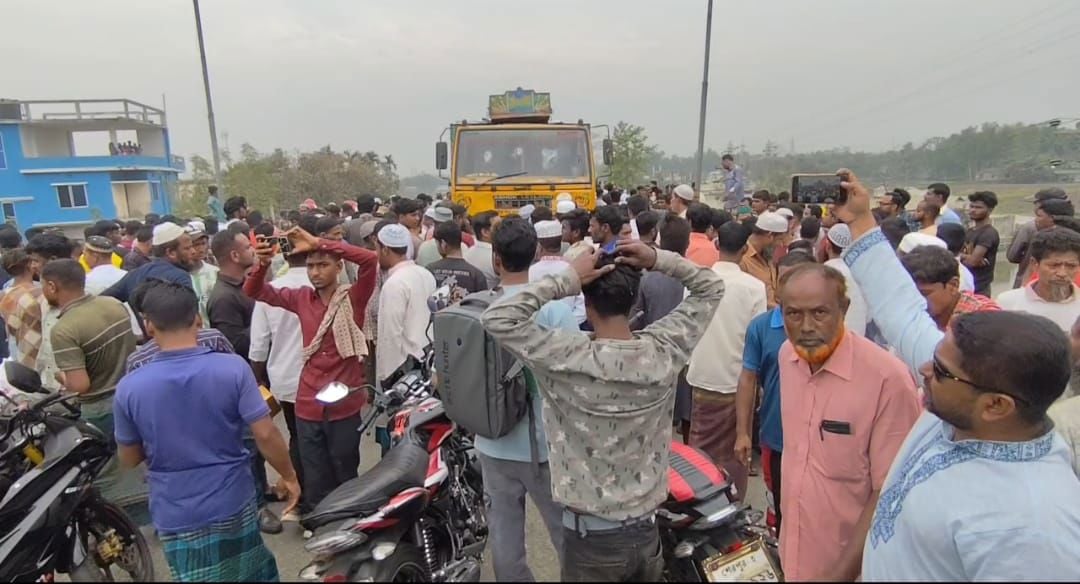 পুলিশের চেকপোস্টে ট্রাকের ধাক্কায় বাবা-ছেলের মৃত্যু