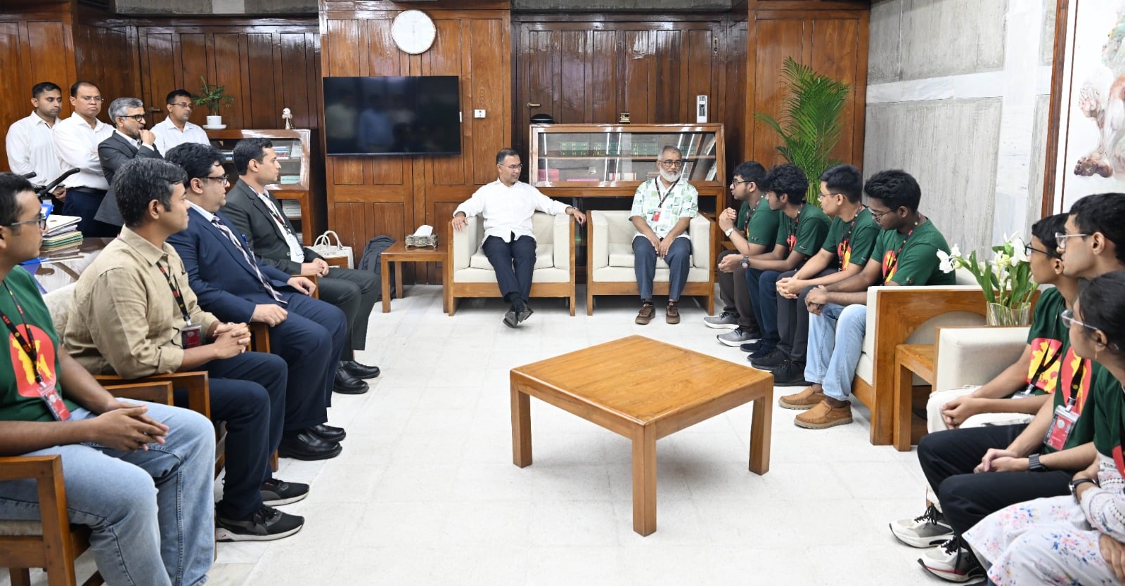 প্রধানমন্ত্রীর সঙ্গে স্বর্ণপদকজয়ী শিক্ষার্থীদের সাক্ষাৎ