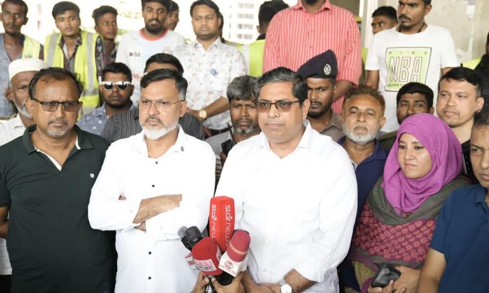 বৃষ্টির কারণে গরু নিয়ে মেট্রোস্টেশনের নিচে আশ্রয় নিয়েছিলেন ব্যবসায়ীরা
