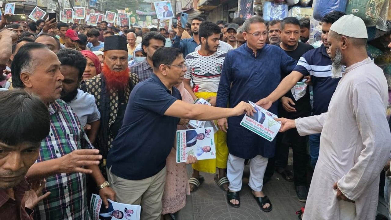 ধানের শীষে ভোট চেয়ে হাজারীবাগে ব্যারিস্টার অসীমের গণসংযোগ