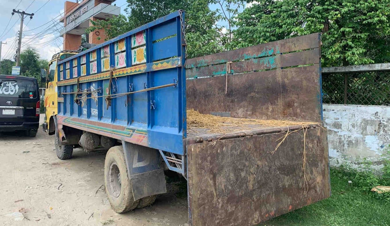 ঢাকা-চট্টগ্রাম মহাসড়কে ব্যারিকেড দিয়ে ১০ গরু লুট