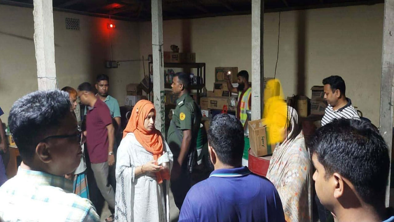 বগুড়ায় অবৈধ মজুতের ডিজেল জব্দ করে কৃষকের মাঝে ন্যায্যমূল্যে বিক্রি